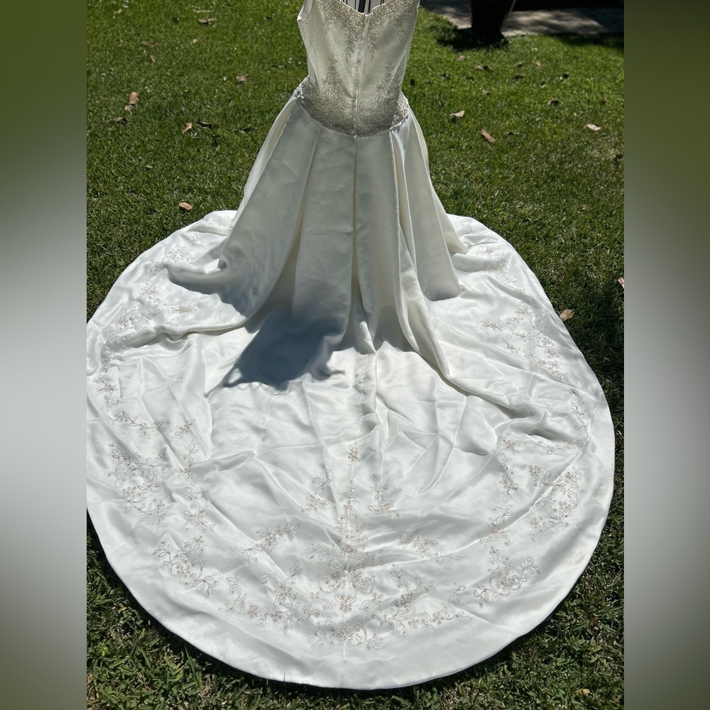 Wedding gown, preloved - Picture 5 of 15